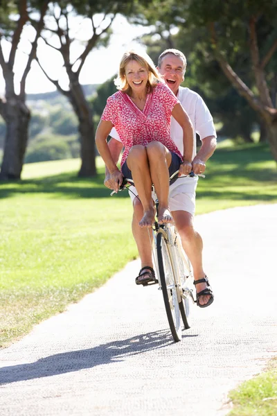Pareja mayor disfrutando del paseo en bicicleta — Foto de Stock