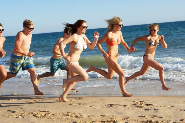 Grupo de amigos adolescentes disfrutando de vacaciones en la playa juntos — Foto de Stock