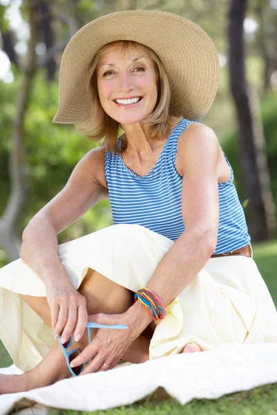 Senior mulher relaxante no jardim de verão — Fotografia de Stock