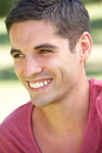 Zewnątrz portret uśmiechający się młody człowiek — Zdjęcie stockowe