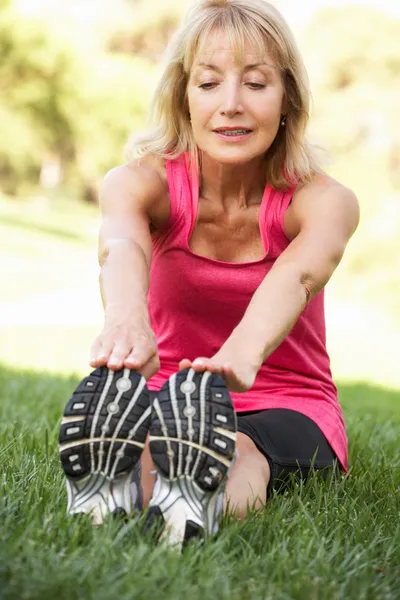 Senior vrouw uitoefenen in park — Stockfoto