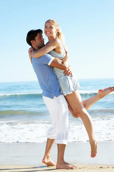 Pareja disfrutando de vacaciones románticas en la playa — Foto de Stock