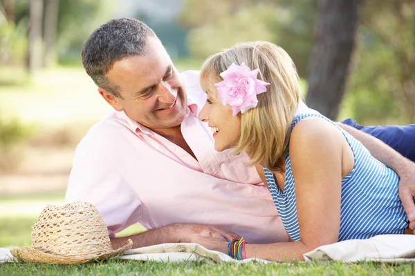 Senior koppel ontspannen in de zomertuin — Stockfoto