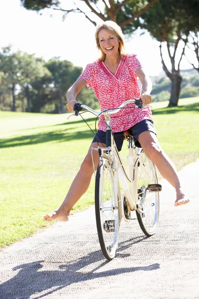 Äldre kvinna njuter av cykel rida — Stockfoto