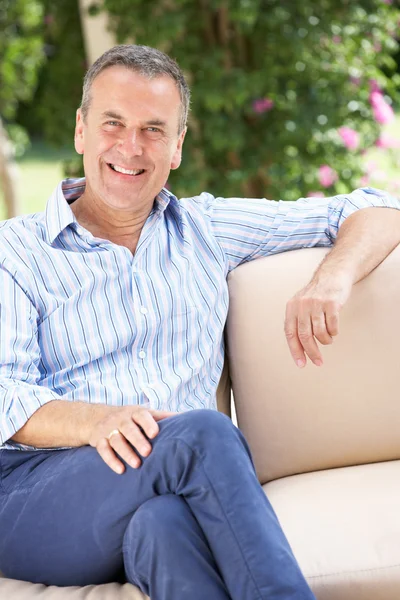 Senior mannen avkopplande soffan hemma — Stockfoto