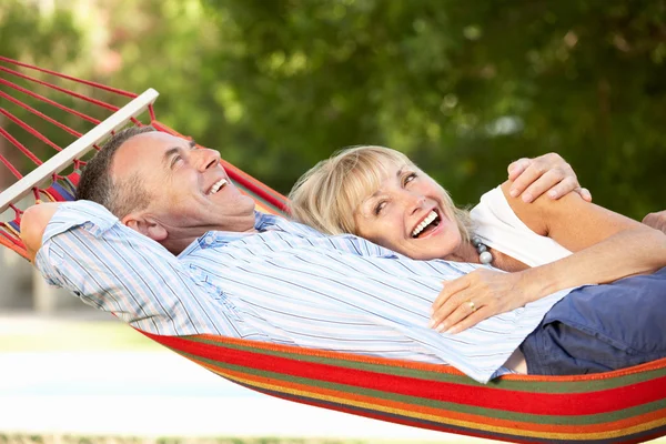 Seniorenpaar entspannt in Hängematte — Stockfoto