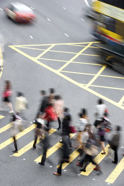 Vista aérea de los viajeros que cruzan la ajetreada calle Hong Kong —  Fotos de Stock