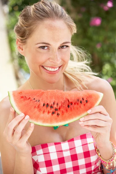 Frau genießt Scheibe Wassermelone — Stockfoto