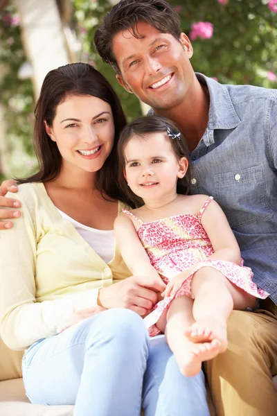 Famille assise sur le canapé ensemble — Photo