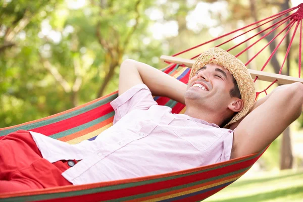 Homem relaxante em rede — Fotografia de Stock