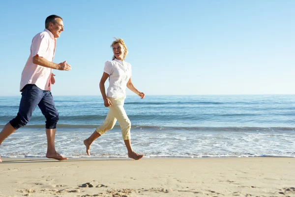 Senior koppel genieten van romantische strandvakantie — Stockfoto