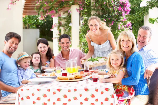 Retrato da refeição da família da multi geração — Fotografia de Stock