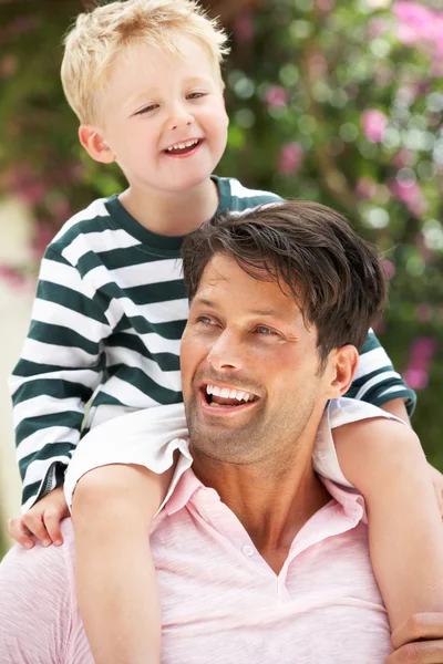 Pai dando filho passeio em ombros ao ar livre — Fotografia de Stock