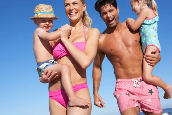 Familia divirtiéndose en la playa — Foto de Stock