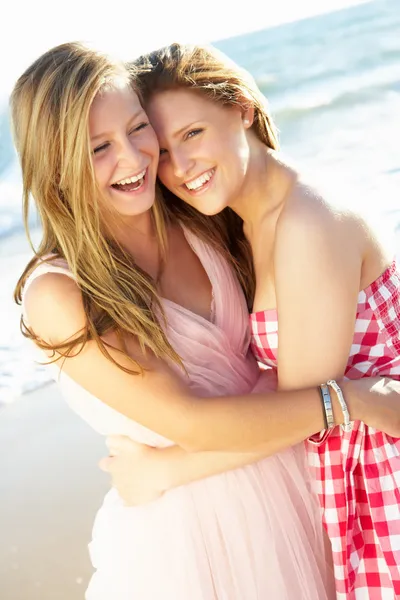 Dvě mladé dívky se těší plážové dovolené dohromady — Stock fotografie