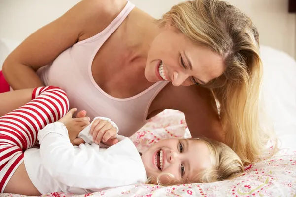 Mor och dotter som kopplar ihop i sängen — Stockfoto