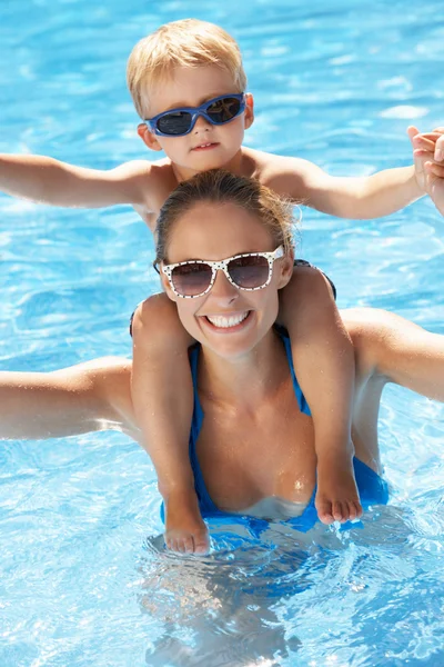 Mère et fils s'amusent dans la piscine — Photo