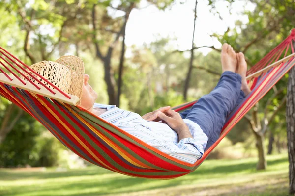 Äldre man koppla av i hängmattan — Stockfoto