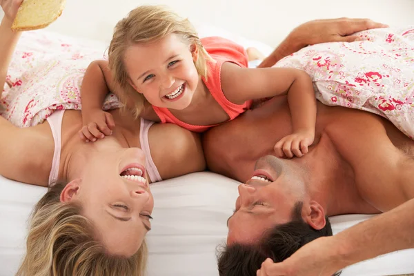 Familie entspannt zusammen im Bett — Stockfoto