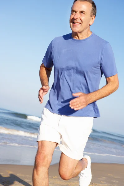 Senior Mann übt am Strand — Stockfoto