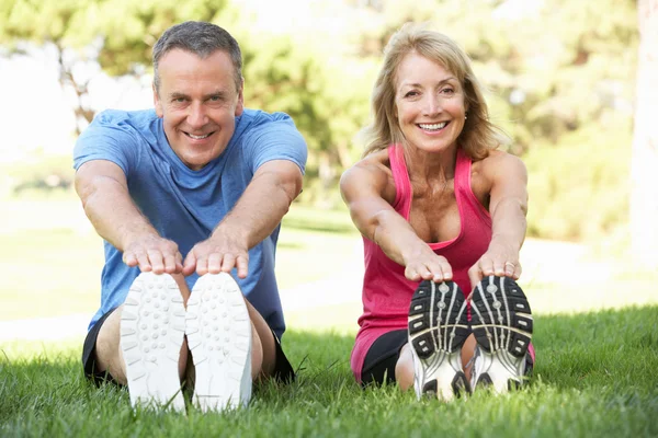 Couple aîné faisant de l'exercice dans le parc — Photo