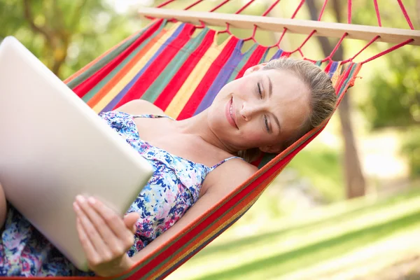 Kadın hamak laptop ile rahatlatıcı — Stok fotoğraf