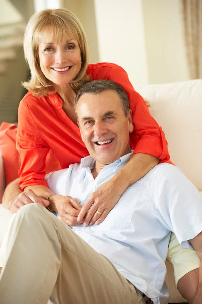 Casal sênior relaxando no sofá em casa — Fotografia de Stock