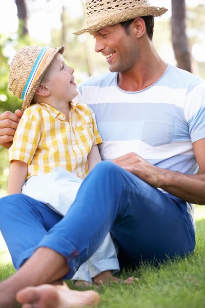 Padre e figlio si rilassano nel giardino estivo — Foto Stock