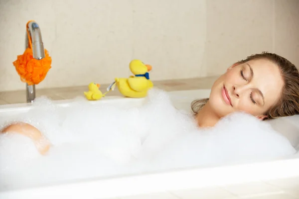 Mujer relajante en burbuja llena de baño — Foto de Stock