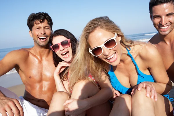 Группа друзей наслаждается пляжным отдыхом — стоковое фото