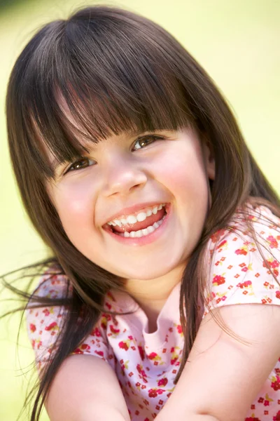 Utomhus porträtt av leende ung flicka — Stockfoto