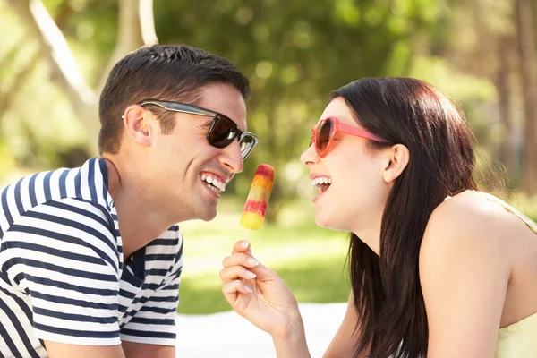 Paar ontspannen samen in tuin eten ijs vrolijk — Stockfoto