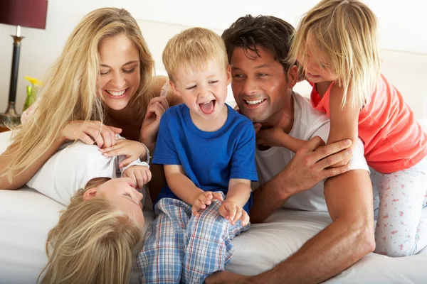 Familie ontspannen samen in bed — Stockfoto