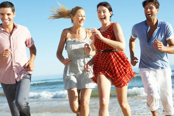 Groep vrienden genieten van strandvakantie — Stockfoto