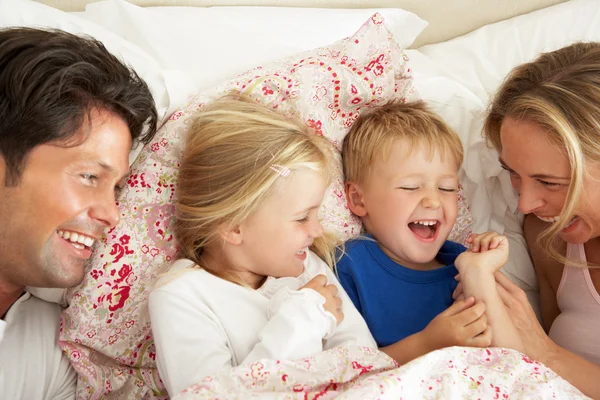 Familie entspannt zusammen im Bett — Stockfoto