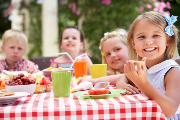 Grupo de niños disfrutando de la fiesta de té al aire libre —  Fotos de Stock