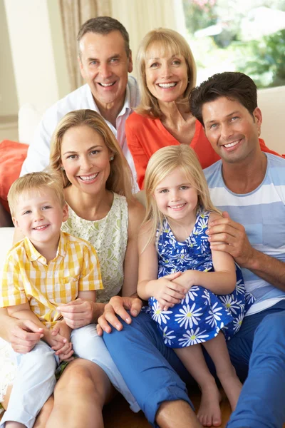 Familia Multi Generación Relajante En Sofá En Casa — Foto de Stock