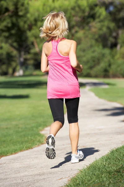 Mujer mayor haciendo ejercicio en el parque — Foto de Stock