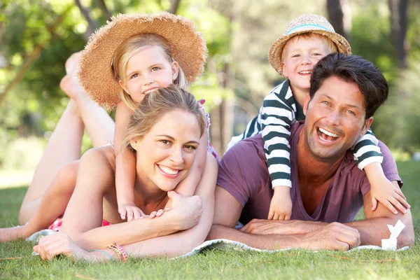 Familie ontspannen in park samen — Stockfoto