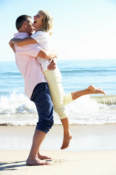 Pareja mayor disfrutando de vacaciones románticas en la playa — Foto de Stock
