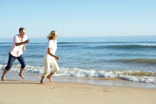 Pareja mayor disfrutando de vacaciones románticas en la playa —  Fotos de Stock