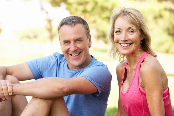 Couple âgé se reposant après l'exercice dans le parc — Photo