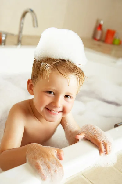 Chico jugando en baño — Foto de Stock