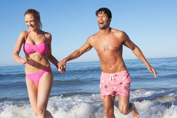 Paar genieten van strandvakantie — Stockfoto