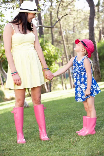 Mãe e filha relaxando no jardim de verão — Fotografia de Stock