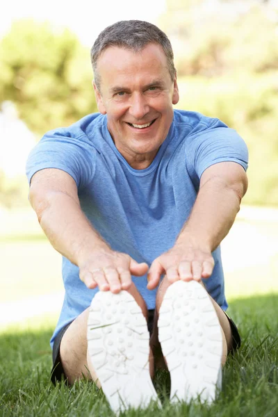 Homme âgé faisant de l'exercice dans le parc — Photo