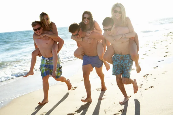 Grupo de amigos adolescentes disfrutando de vacaciones en la playa juntos — Foto de Stock