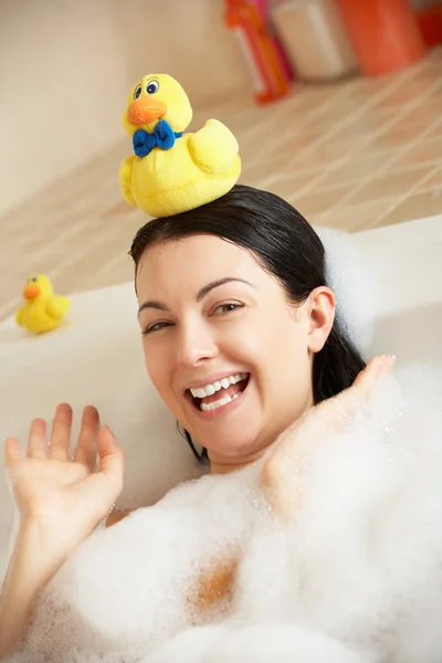 Femme relaxant dans le bain rempli de bulles — Photo