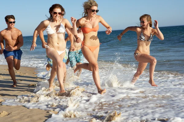 Gruppo di amici adolescenti che si godono le vacanze sulla spiaggia insieme — Foto Stock