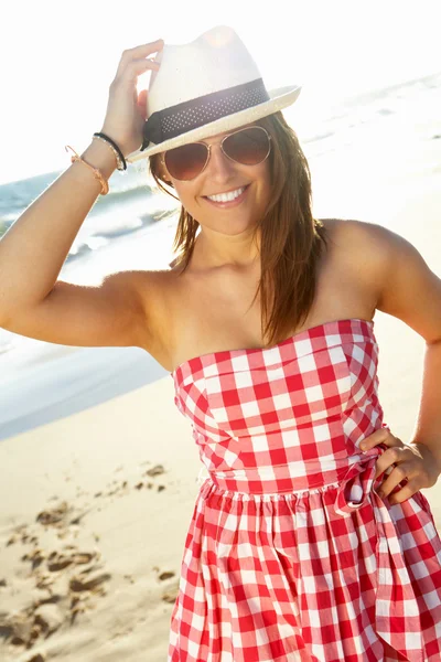 Atractiva chica adolescente con vestido en vacaciones en la playa —  Fotos de Stock